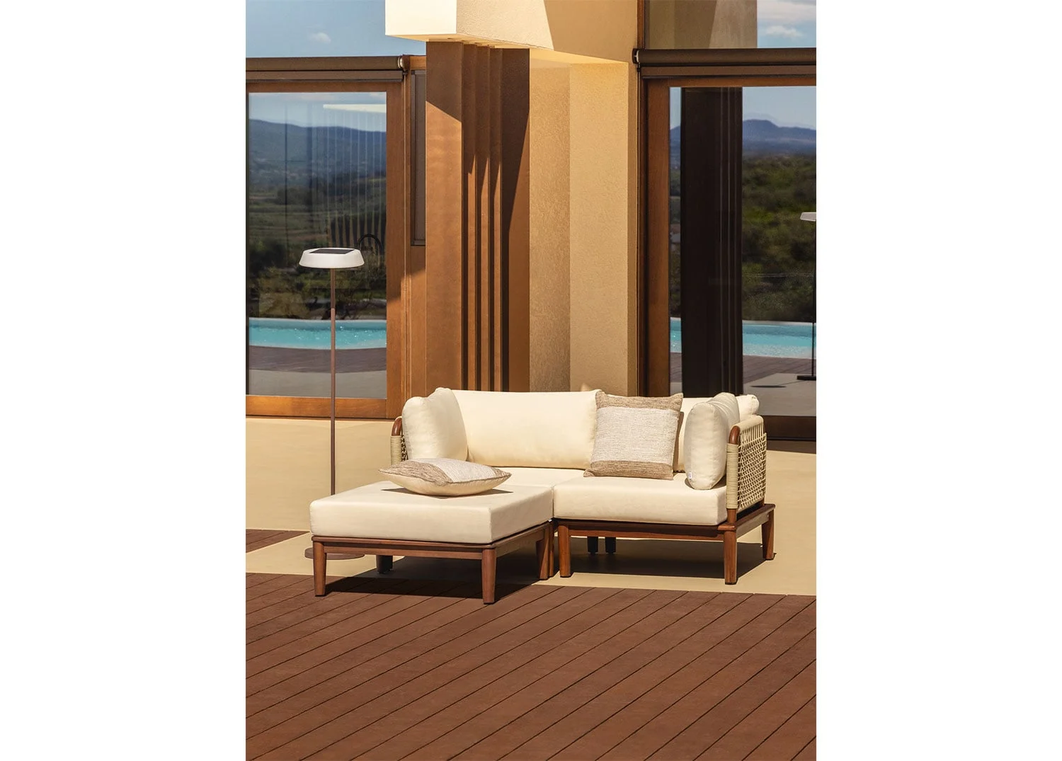 Modulares 2-teiliges Gartensofa mit 2 Ecksesseln und Akazien-Pouf Giulia
