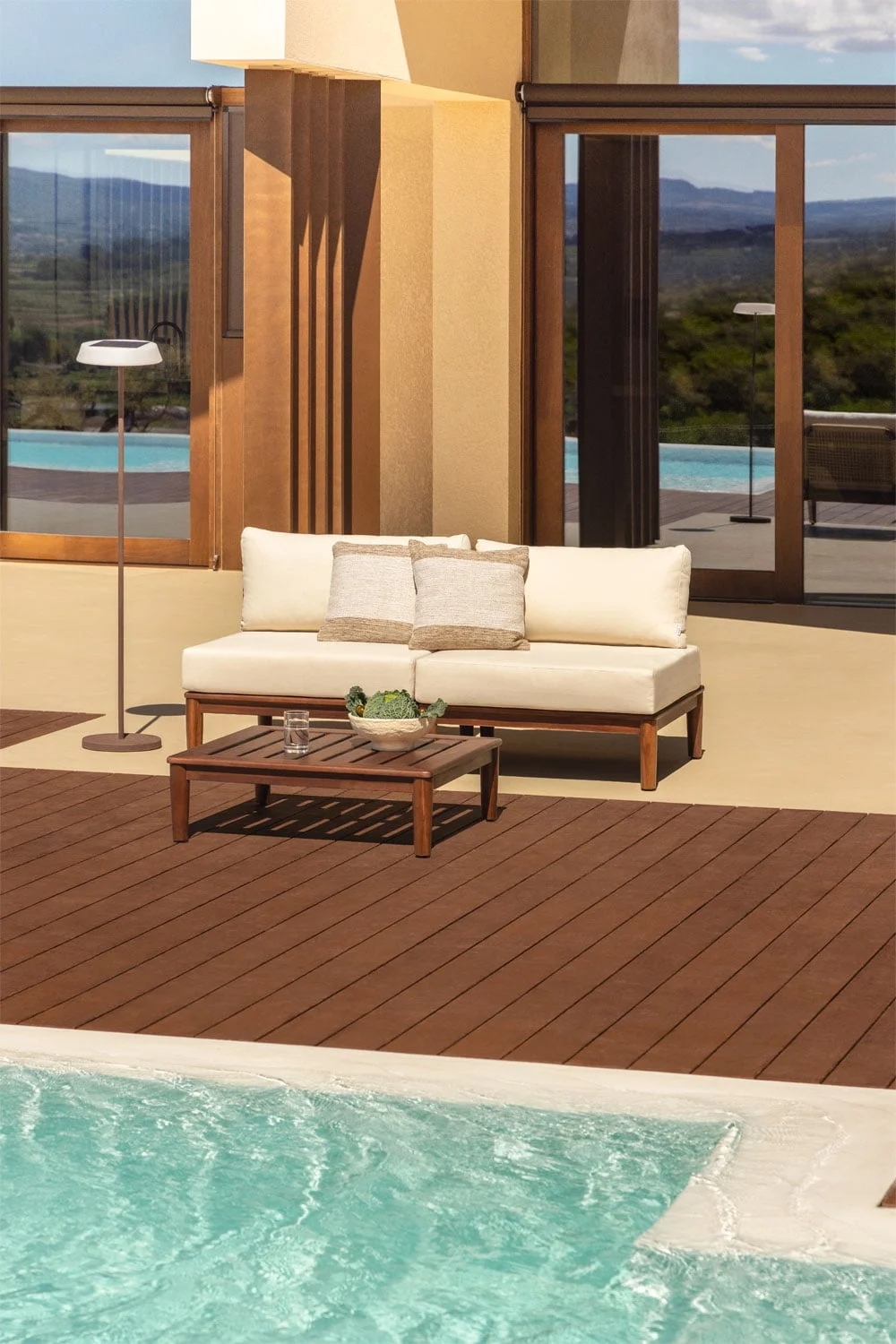 Gartenset mit 2-teiliger modularer Sofaeinheit und Akazienholz-Couchtisch Giulia