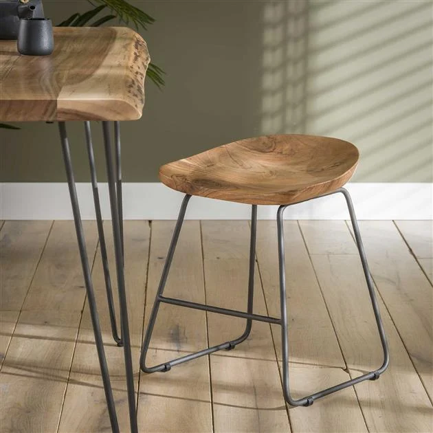 Set aus 2 industriellen niedrigen Hockern aus Akazienholz Novi – Sitzhöhe 52 cm – ohne Rückenlehne