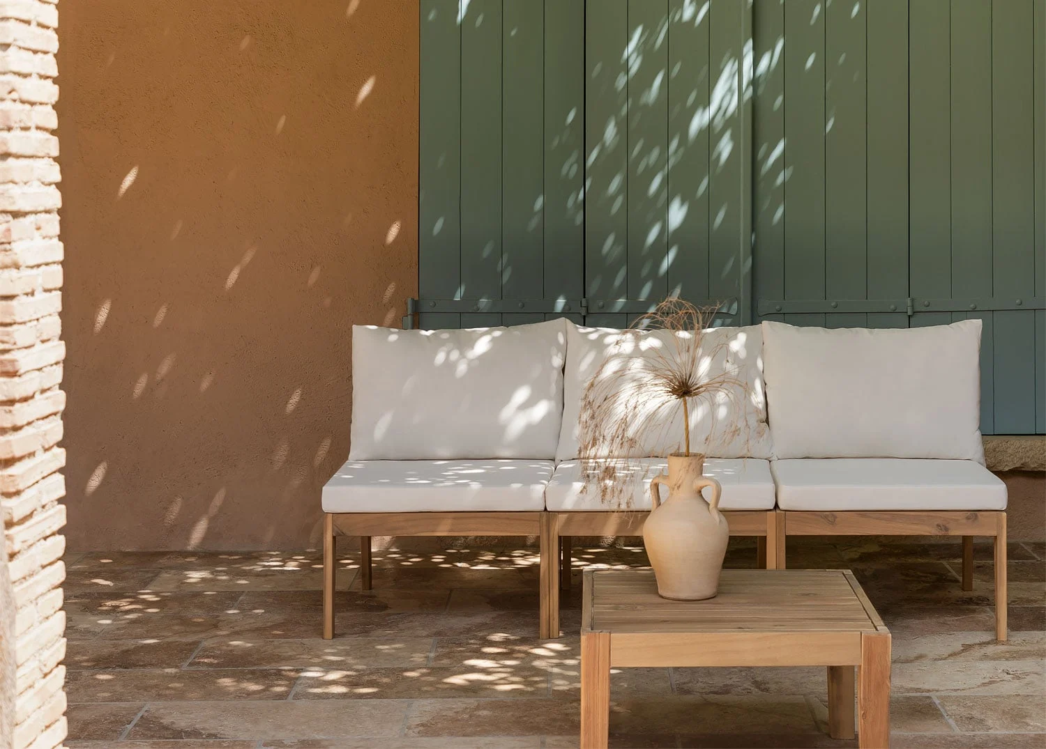 Gartenset mit dreiteiligem Modulsofa und Filips-Couchtisch
