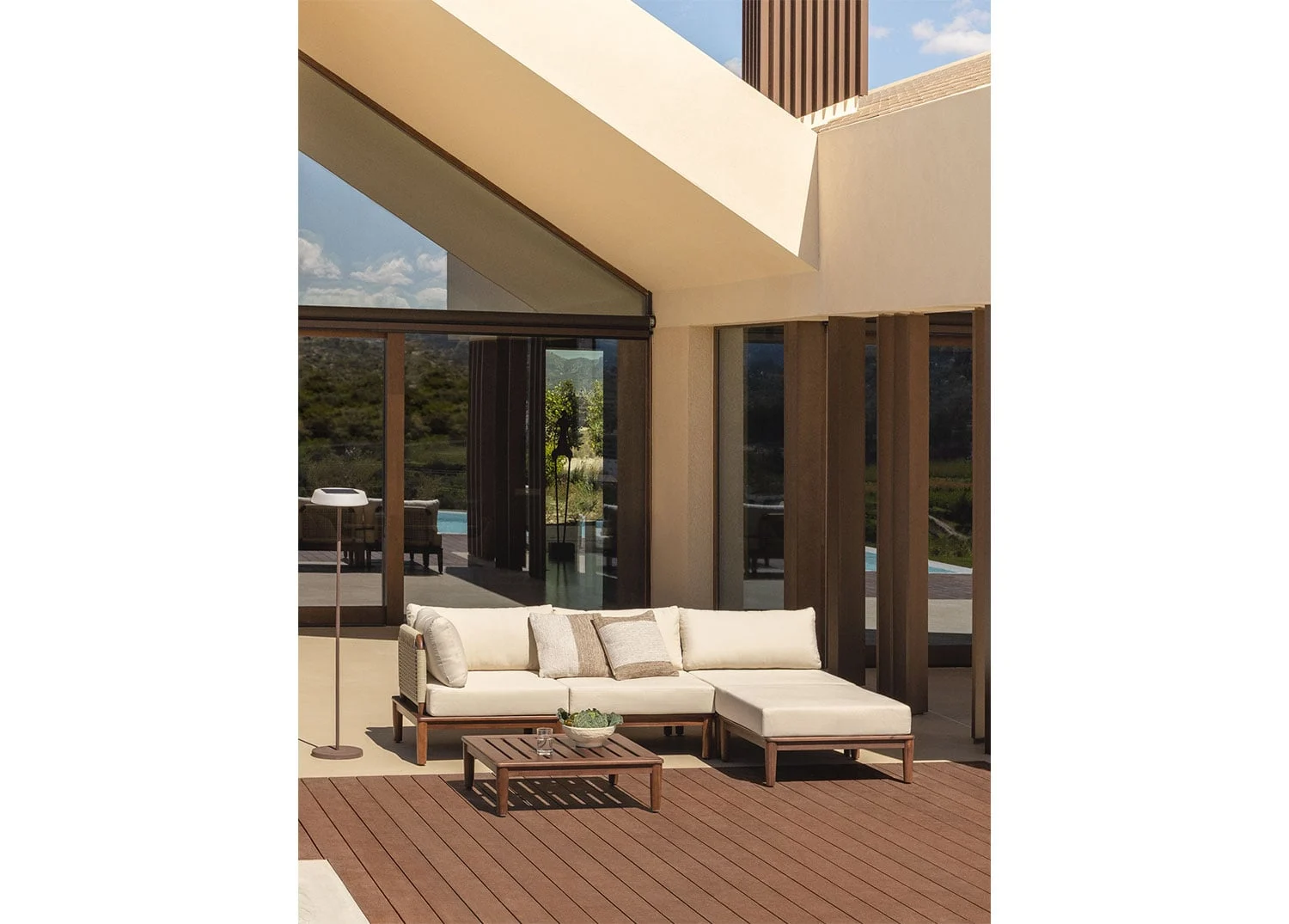 Gartenset mit 3-teiliger modularer Eckcouch, Couchtisch und Hocker aus Akazie Giulia