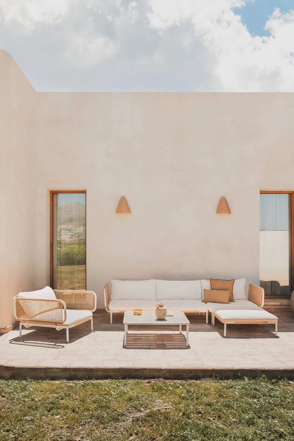 Gartenset mit 3-teiliger modularer Sofa, bestehend aus 2 Eckmodulen, Hocker, Sessel und Couchtisch aus Roubly-Stahl