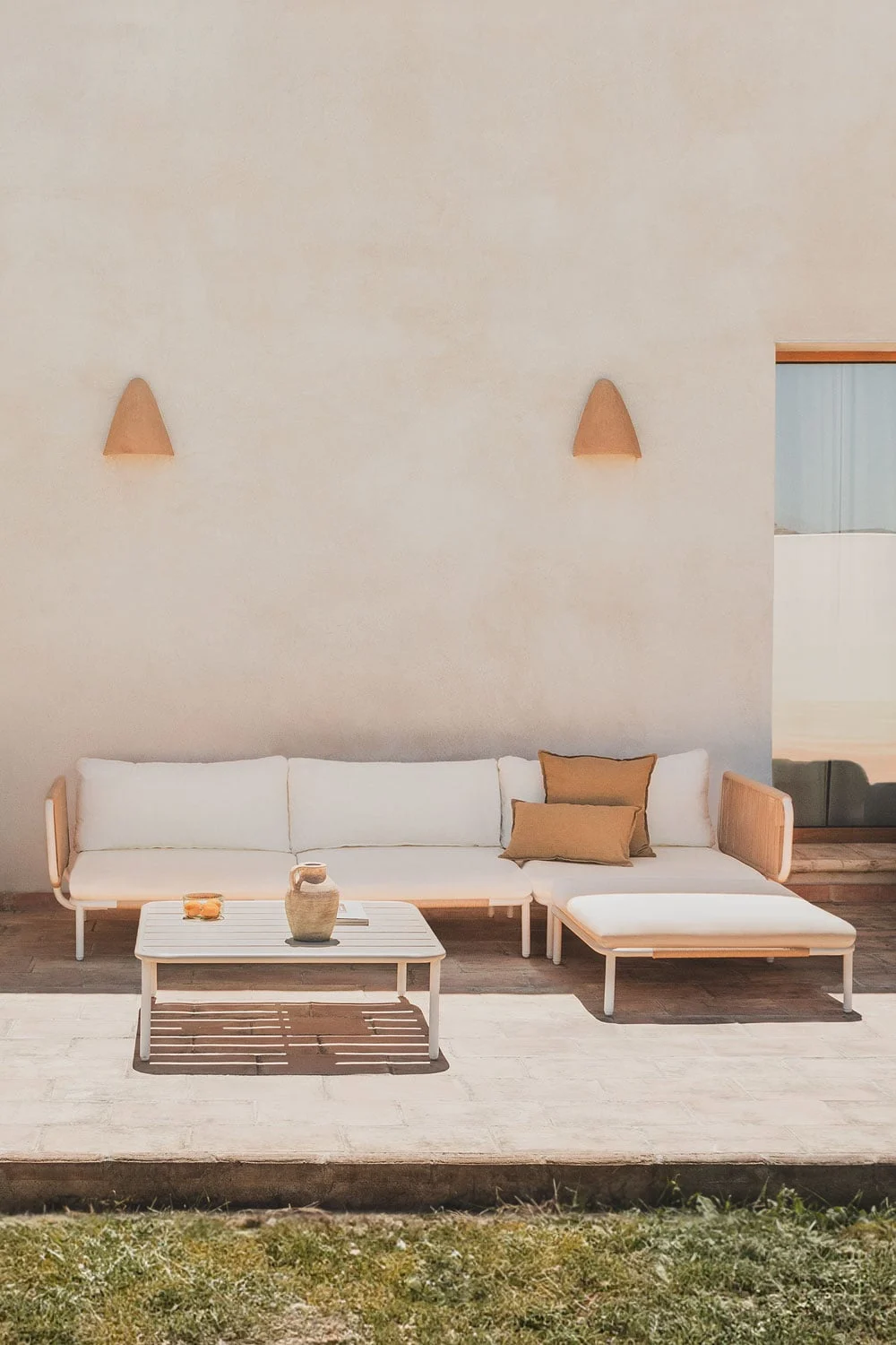 Gartenset mit 3-teiliger modularer Sofagarnitur, bestehend aus 2 Eckmodulen, Hocker und Couchtisch aus Roubly-Stahl