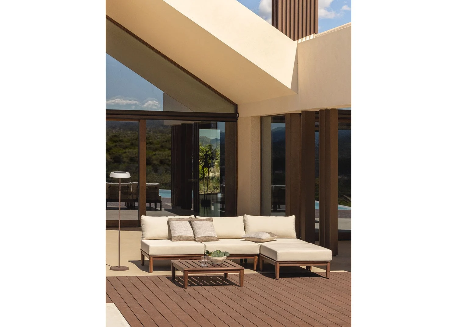Gartenset mit 3-teiliger modularer Sofagarnitur, Couchtisch und Hocker aus Akazie Giulia