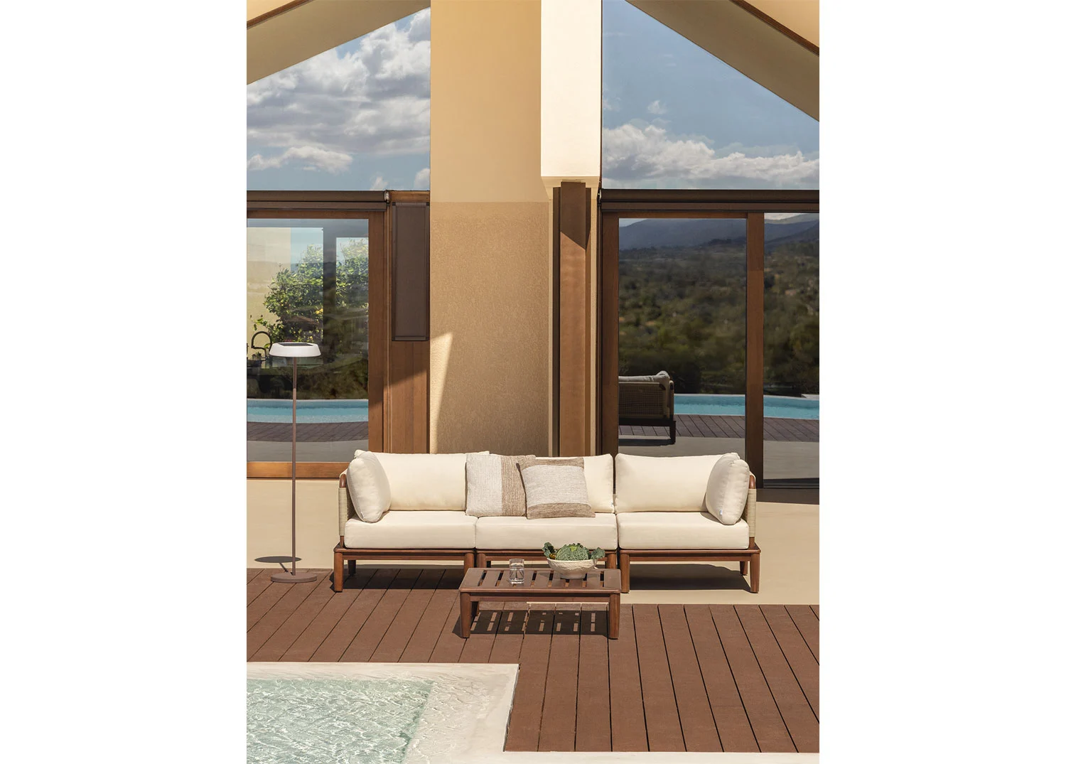 Gartenset mit 3-teiliger modularer Sofagarnitur, 2 Ecksesseln und Akazien-Couchtisch Giulia