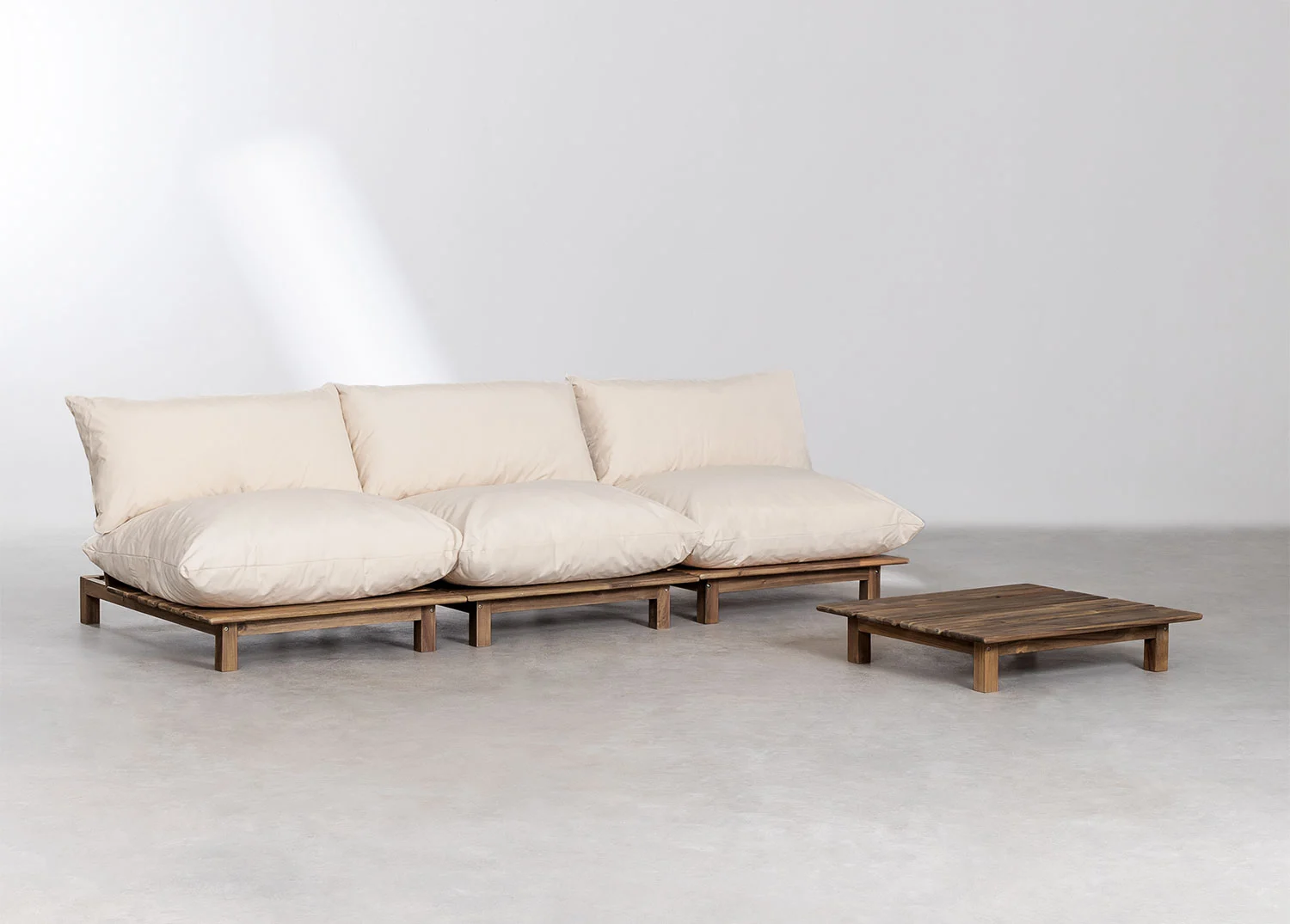 Wohnzimmerset mit 3-teiligem modularen Liegesofa und Couchtisch aus Brina-Akazienholz