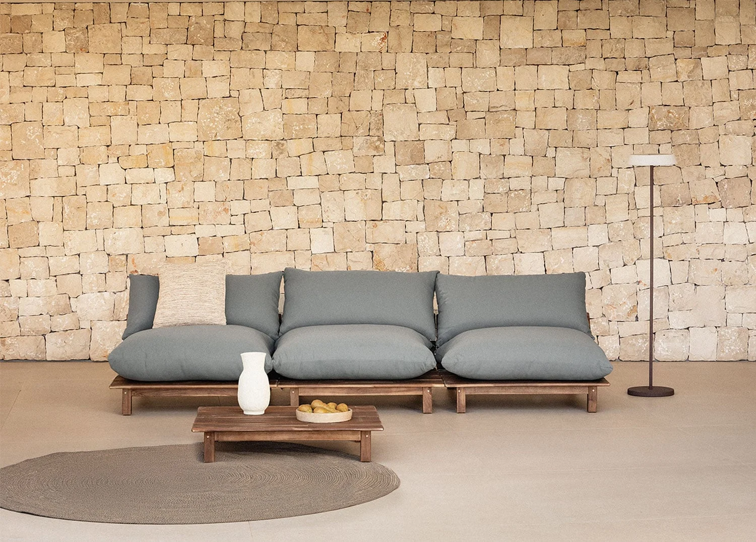 Brina 3-teiliges modulares Liegesofa-Gartenset mit Couchtisch aus Akazienholz
