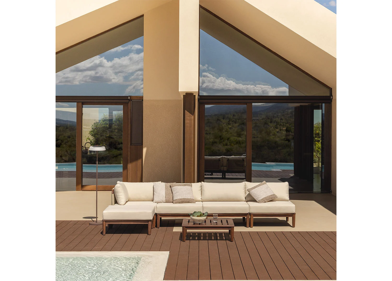 Gartenset mit 4-teiliger modularer Eckcouch, Couchtisch und Hocker aus Akazie Giulia