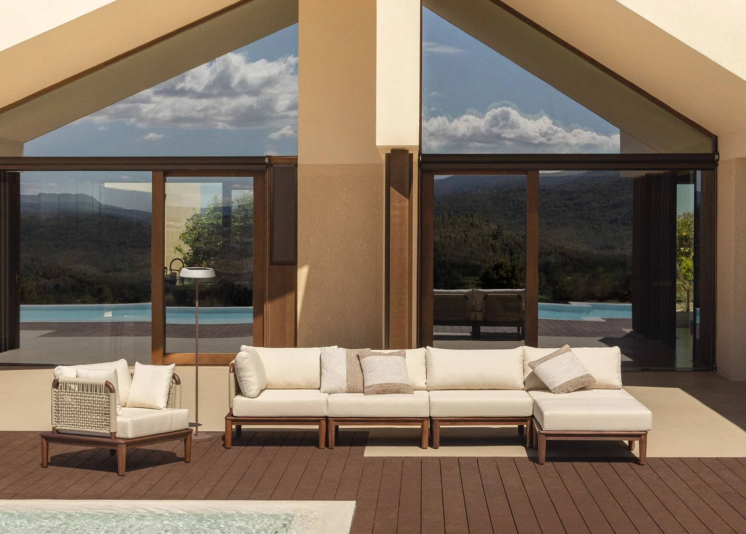 Gartenset mit 4-teiliger modularer Eckcouch, Hocker und Sessel aus Akazienholz Giulia