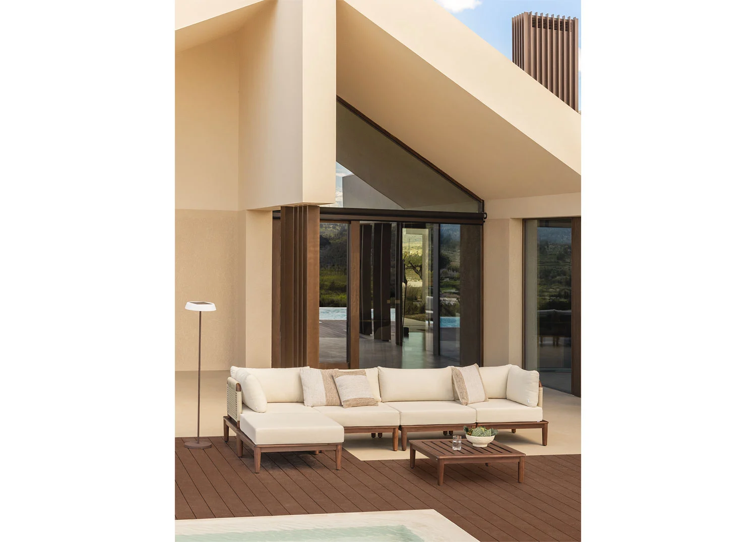 Garten-Set mit 4-teiliger modularer Sofagarnitur, bestehend aus 2 Ecksesseln, einem Couchtisch und einem Hocker aus Akazie Giuli