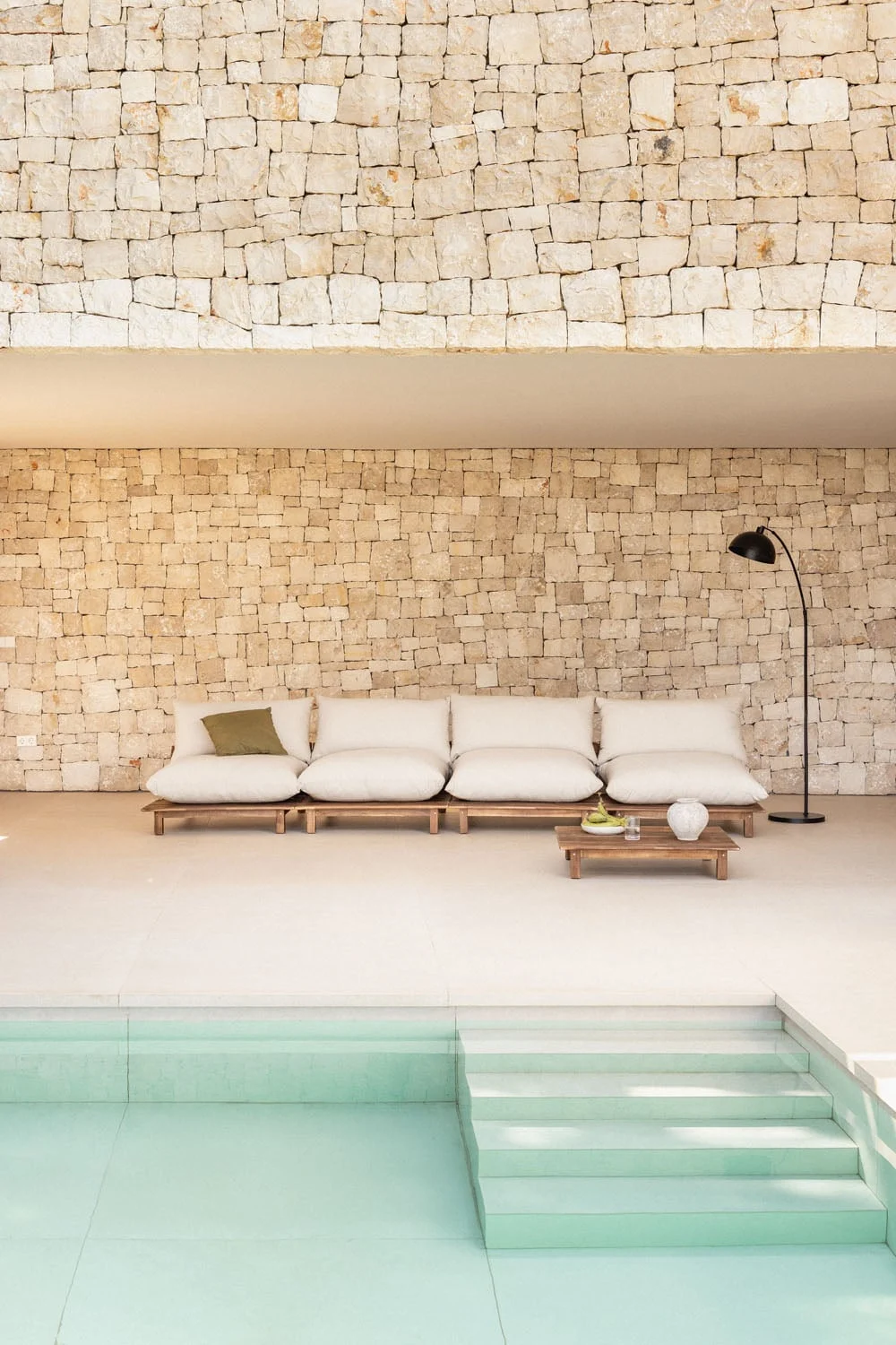 Gartenset mit 4-teiligem modularen Liegesofa und Couchtisch aus Brina-Akazienholz