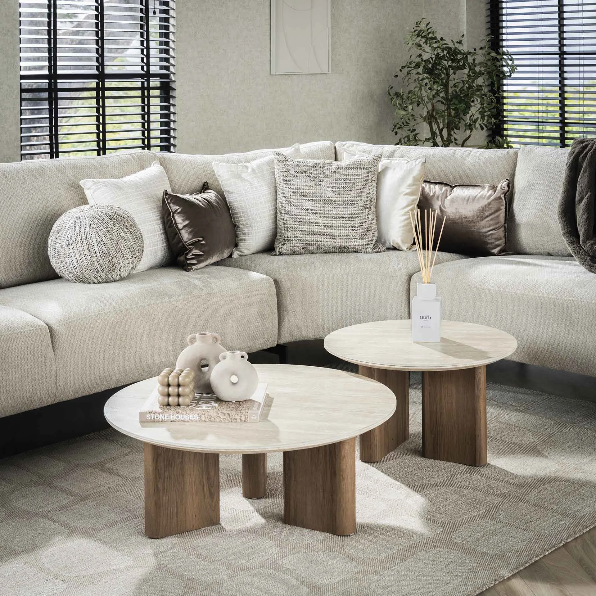 Set aus 2 runden Couchtischen Jimi mit Travertinplatte und Walnusssockel