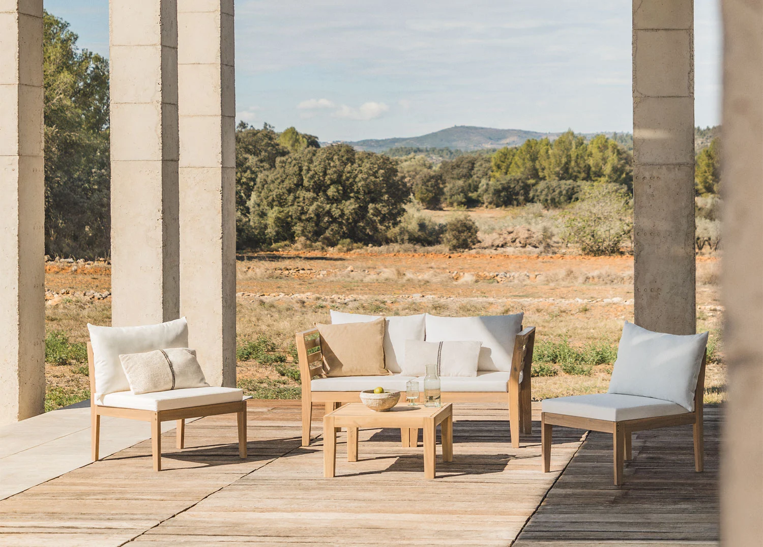 Gartenset mit 4-teiligem Modulsofa mit Armlehnen und Couchtisch aus Filips-Akazienholz