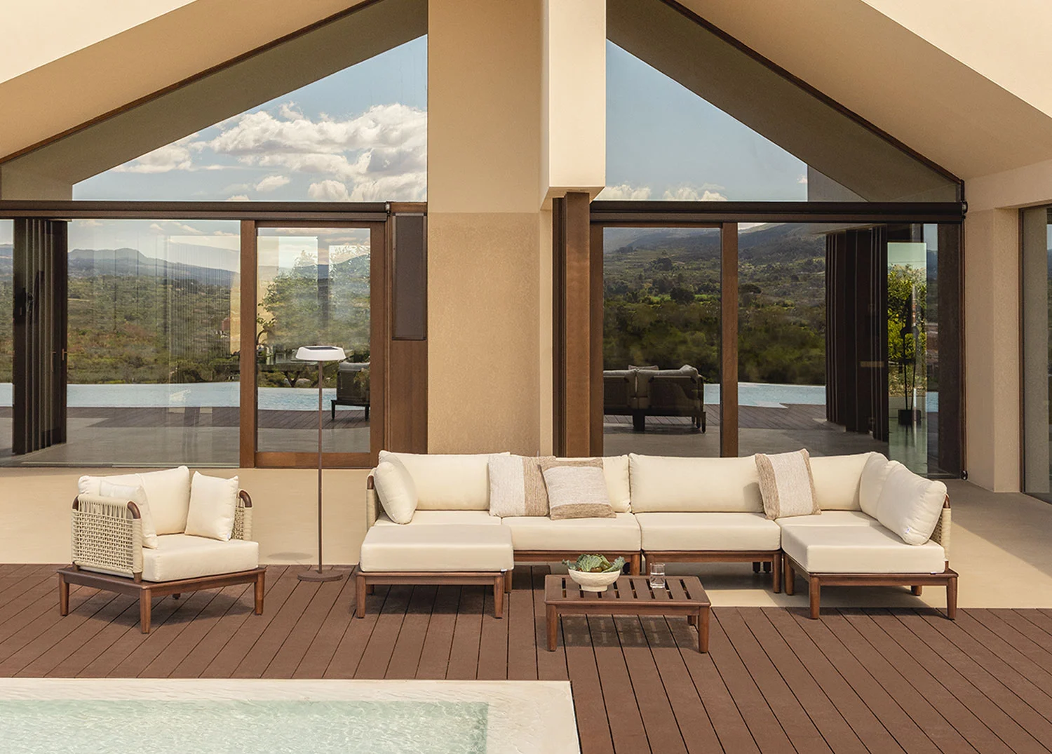 Gartenmöbel-Set mit 5-teiliger modularer Ecksofa, Couchtisch, Hocker und Sessel aus Akazienholz Giulia