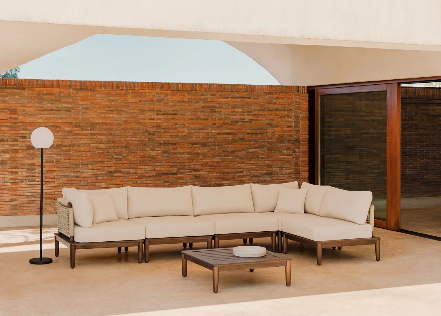 Gartenmöbel-Set mit 5-teiliger Eckmodul-Sofa und Akazien-Couchtisch Giulia