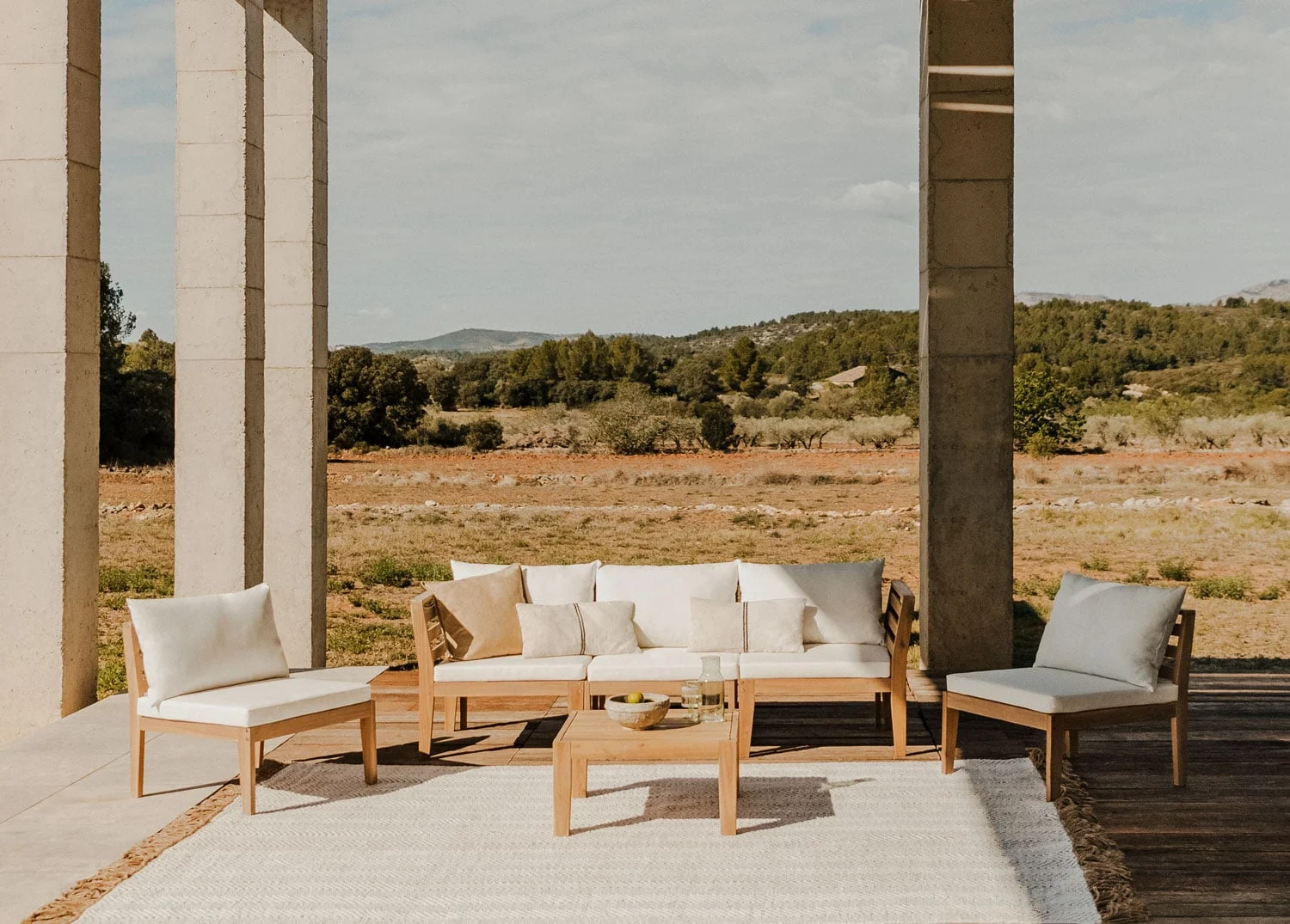 Gartenset mit 5-teiligem Modulsofa mit Armlehnen und Couchtisch aus Filips-Akazienholz