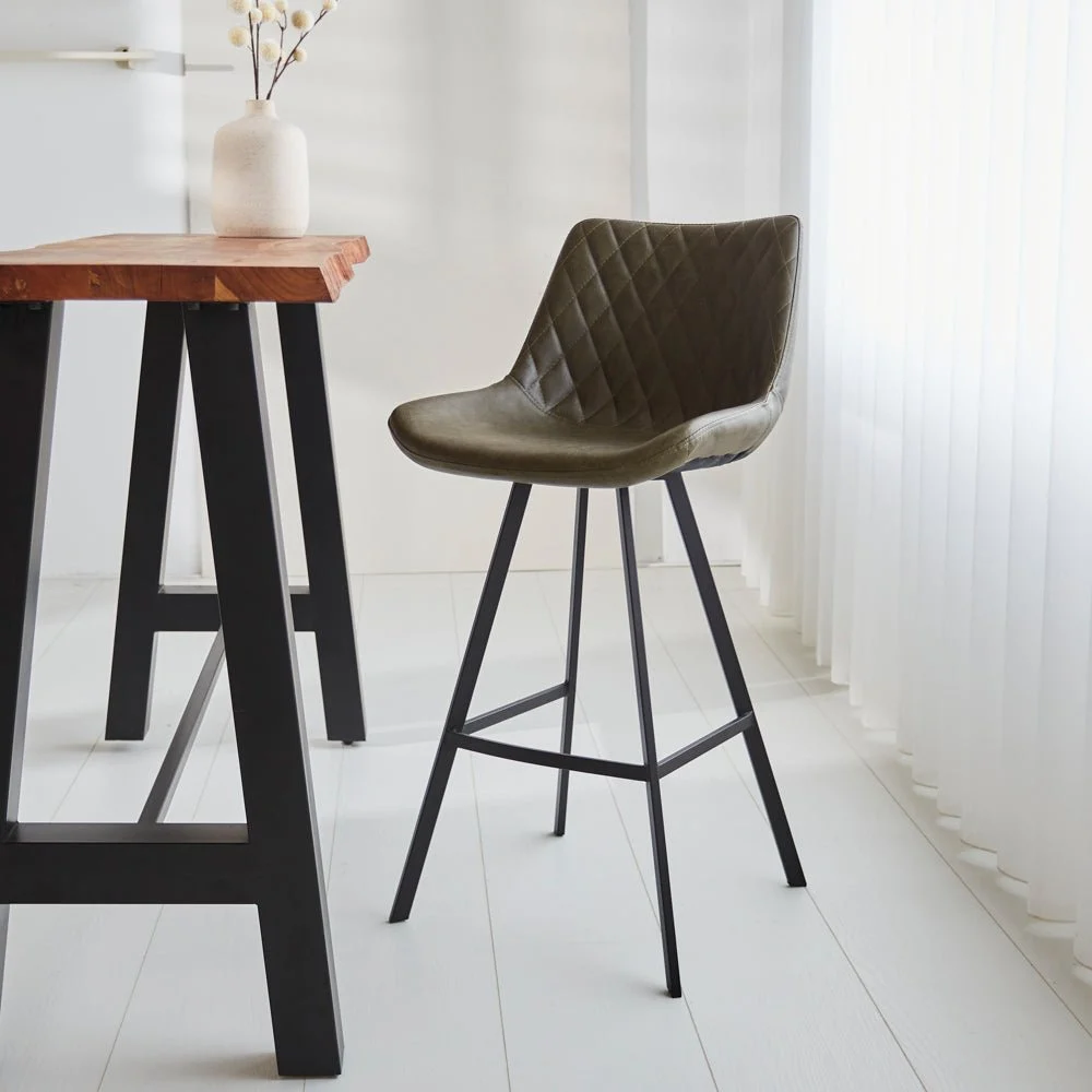 Industrieller Barhocker Juno aus grünem Kunstleder – Sitzhöhe 70 cm – ohne Armlehnen