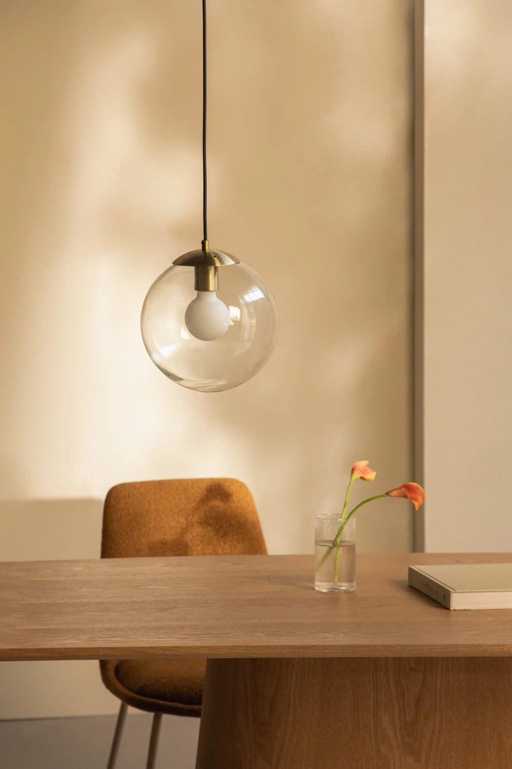 Hängende Deckenlampe aus Metall mit Glaskugel Boyi