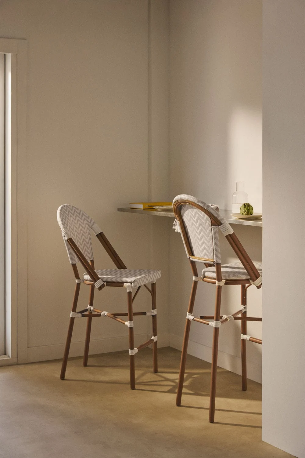 Stapelhocker mit Rückenlehne aus Aluminium und synthetischem Rattan Brielle Bistro