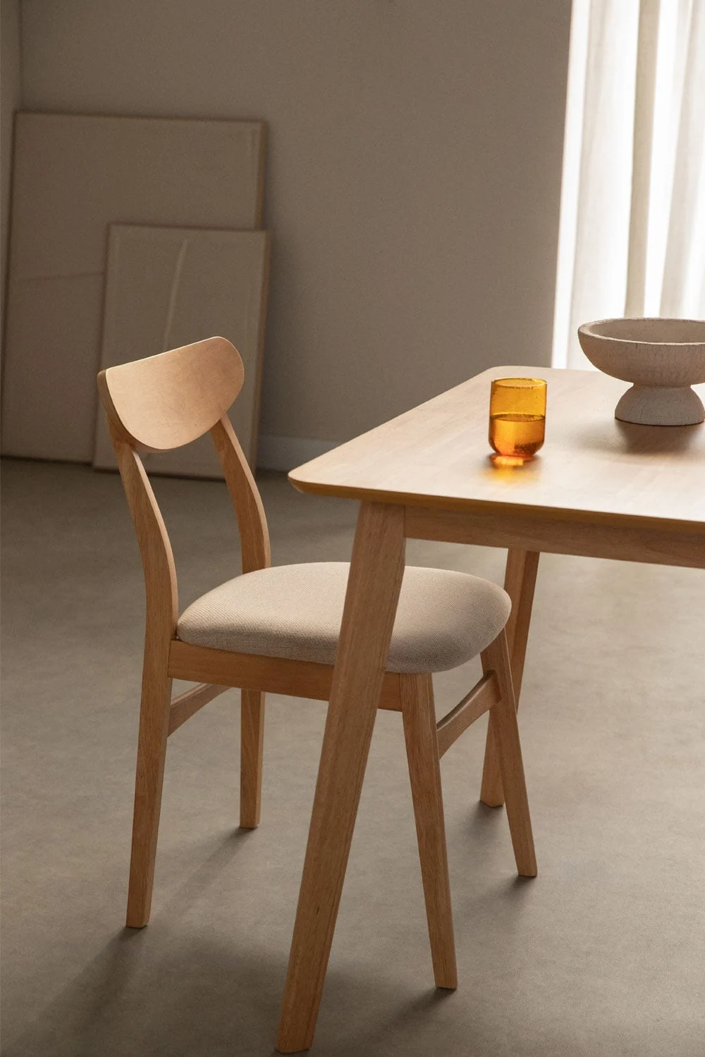 Cloda Esszimmerstuhl mit Stoffbezug und Holz