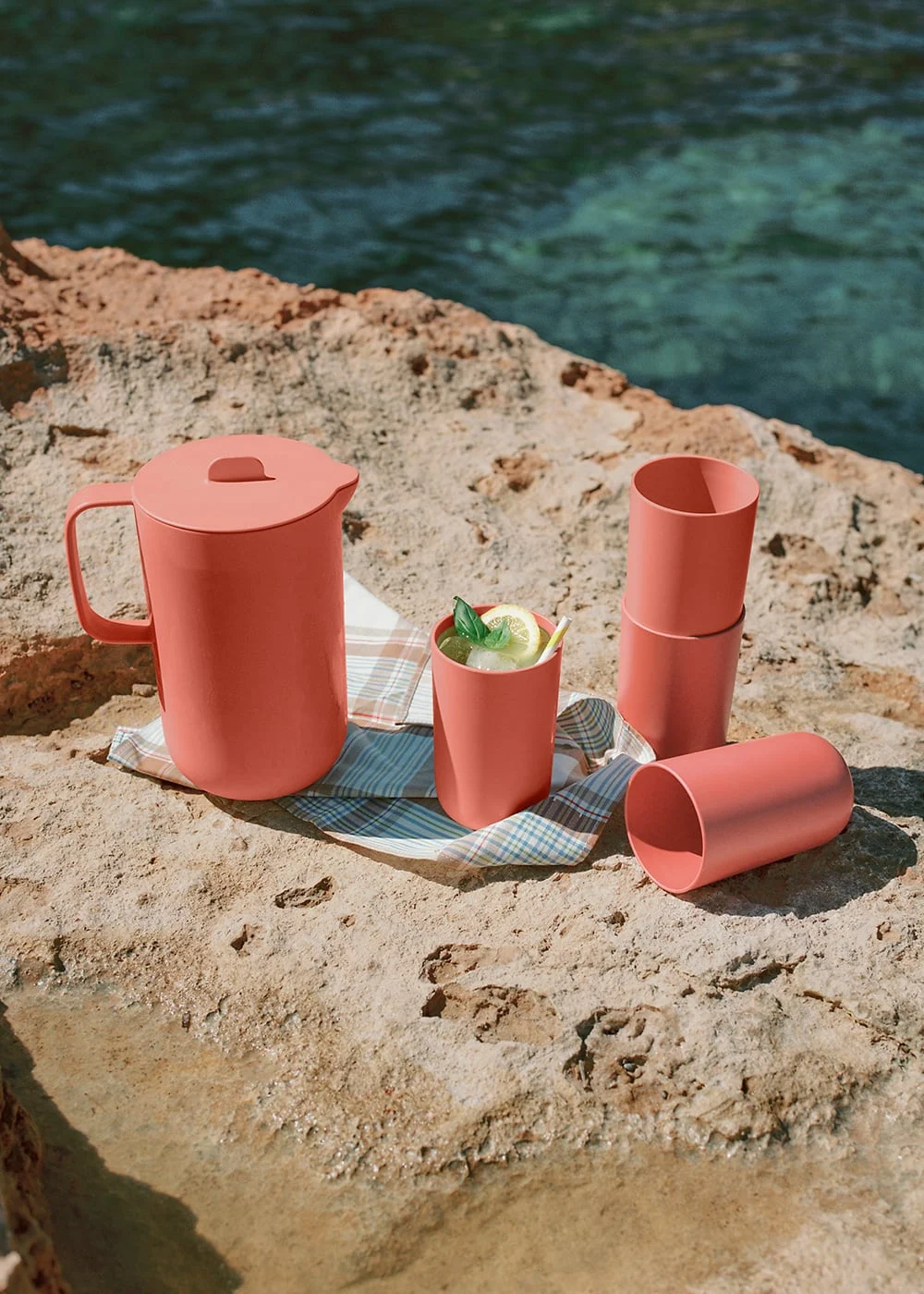 CREATE - KITCHENWARE OUTDOOR ECO - Set mit einem Krug (2 l) und 4 Bechern (500 ml)