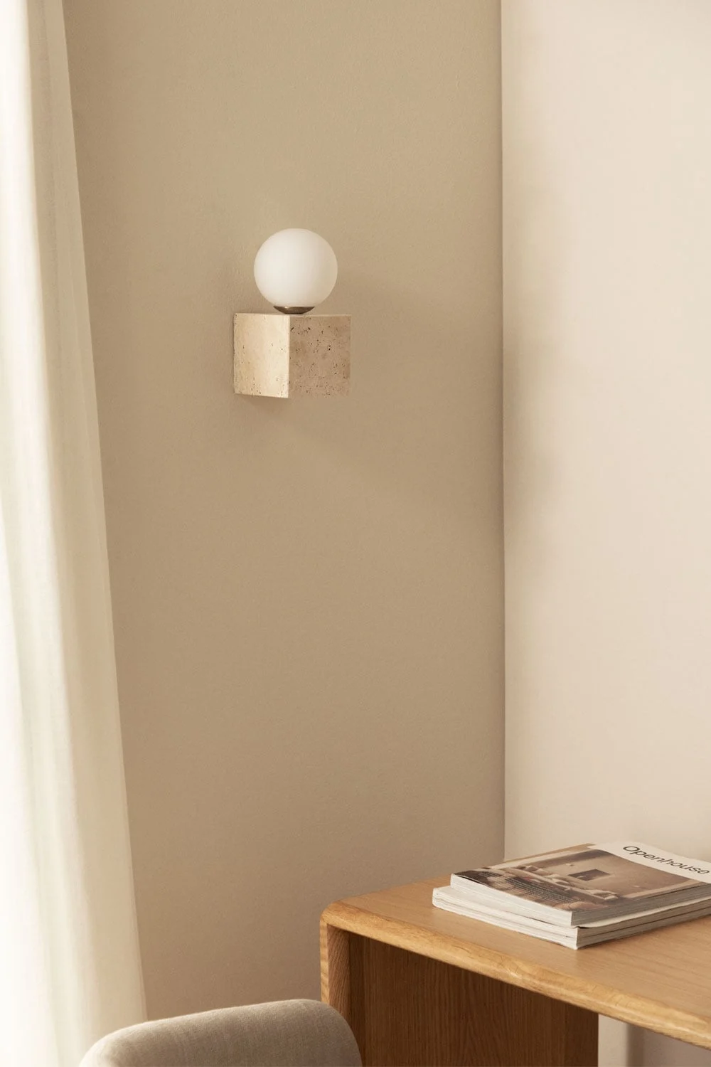 Quadratische Wandlampe aus Travertin mit Kristallkugel Davise