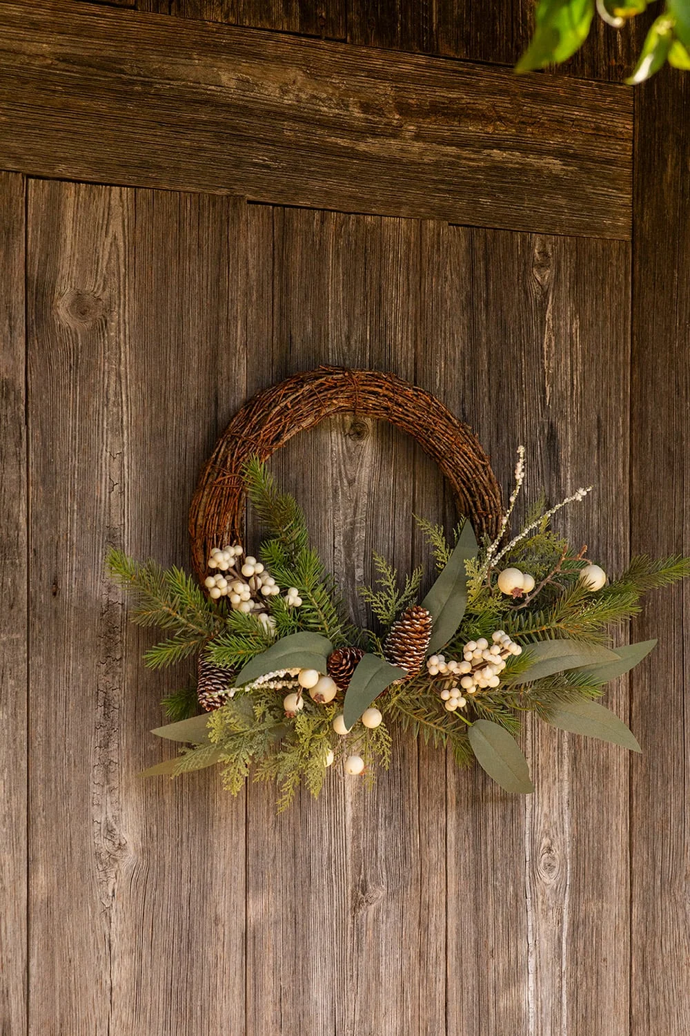 Dekorativer Weihnachtskranz aus Rattan mit Tannenzapfen von Fironila