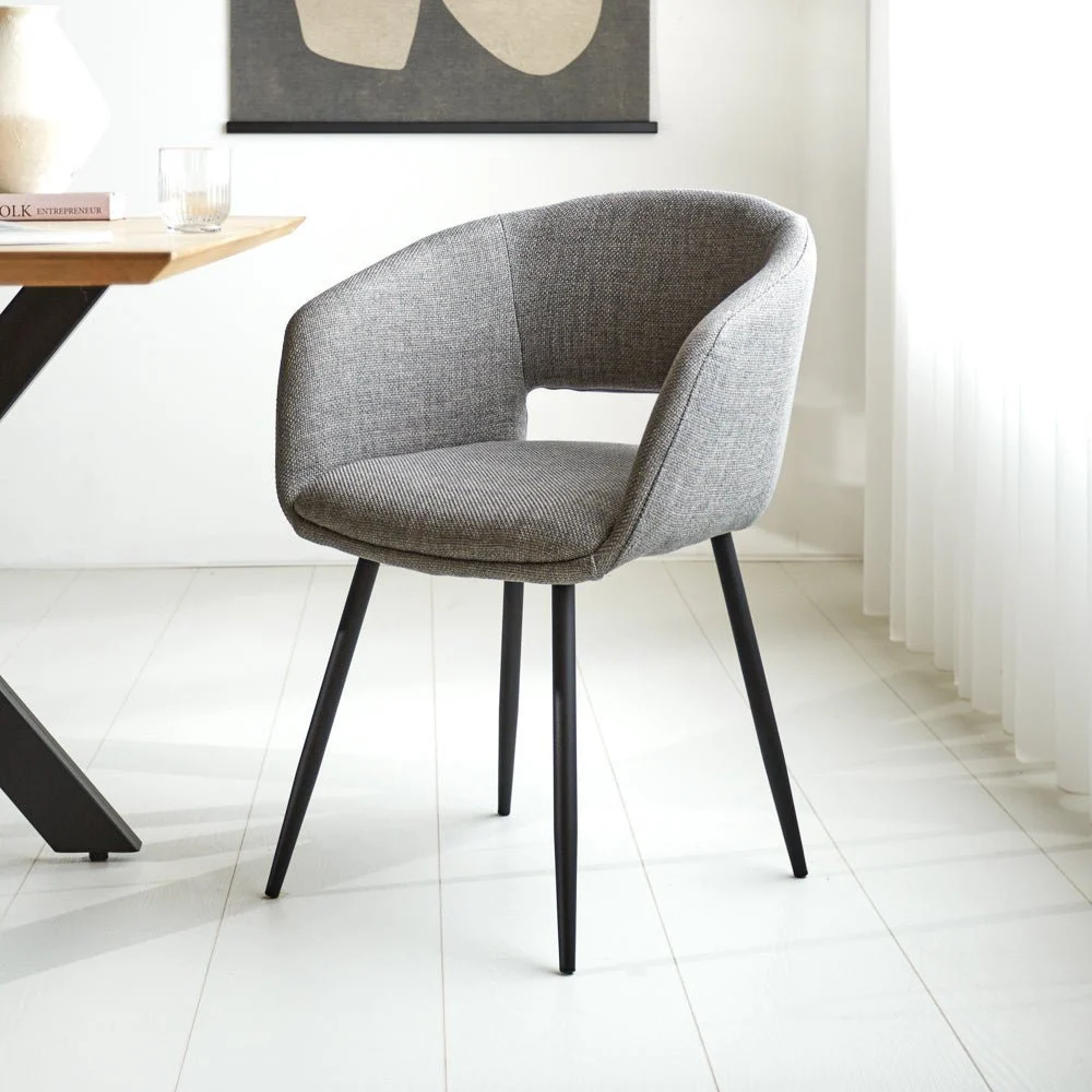 Skandinavisch Esszimmerstuhl Muschelform Don aus grauem Stoff – mit Armlehnen