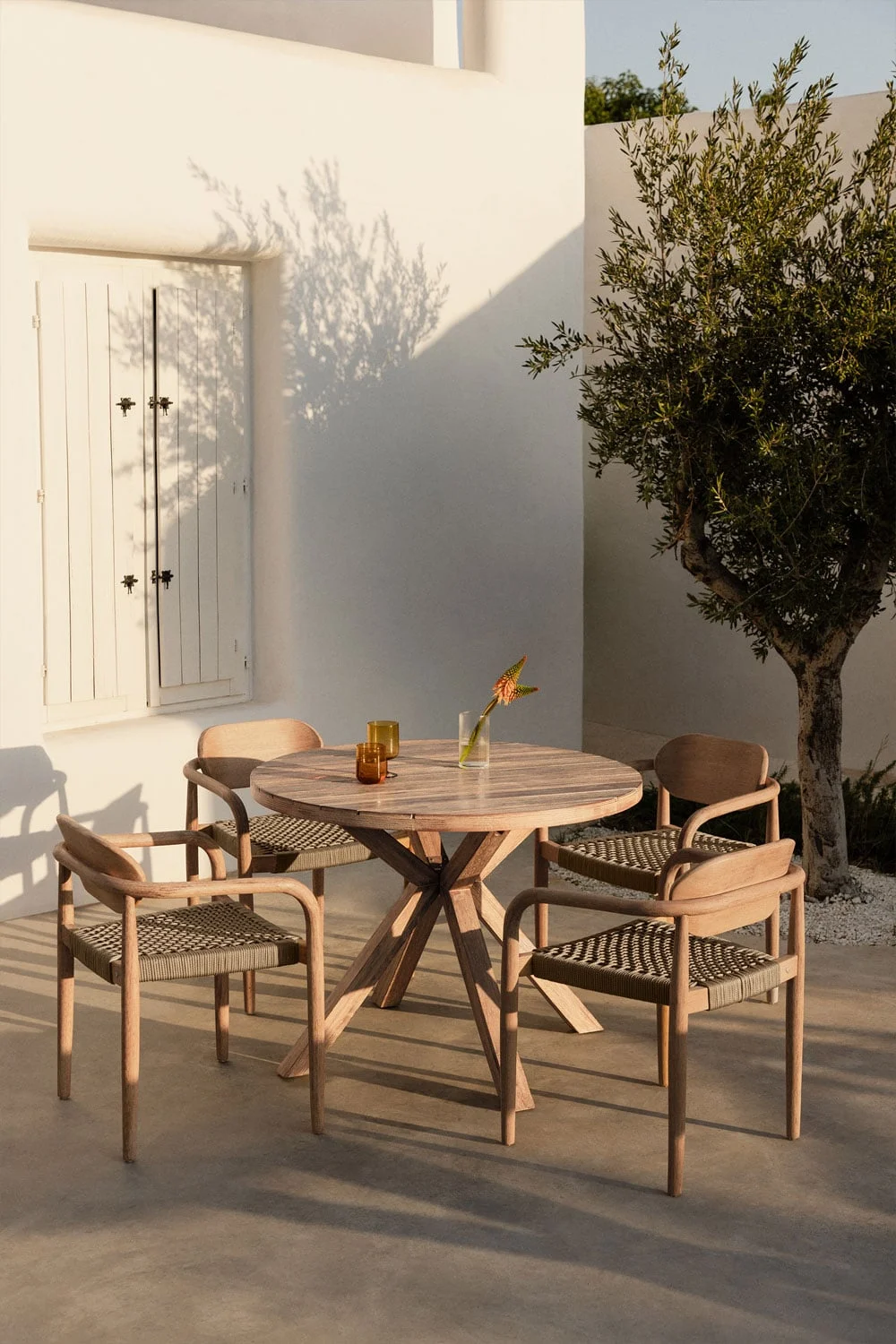 Runder Tisch-Set (Ø100 cm) und 4 Gartenstühle mit Armlehnen aus Holz Naele