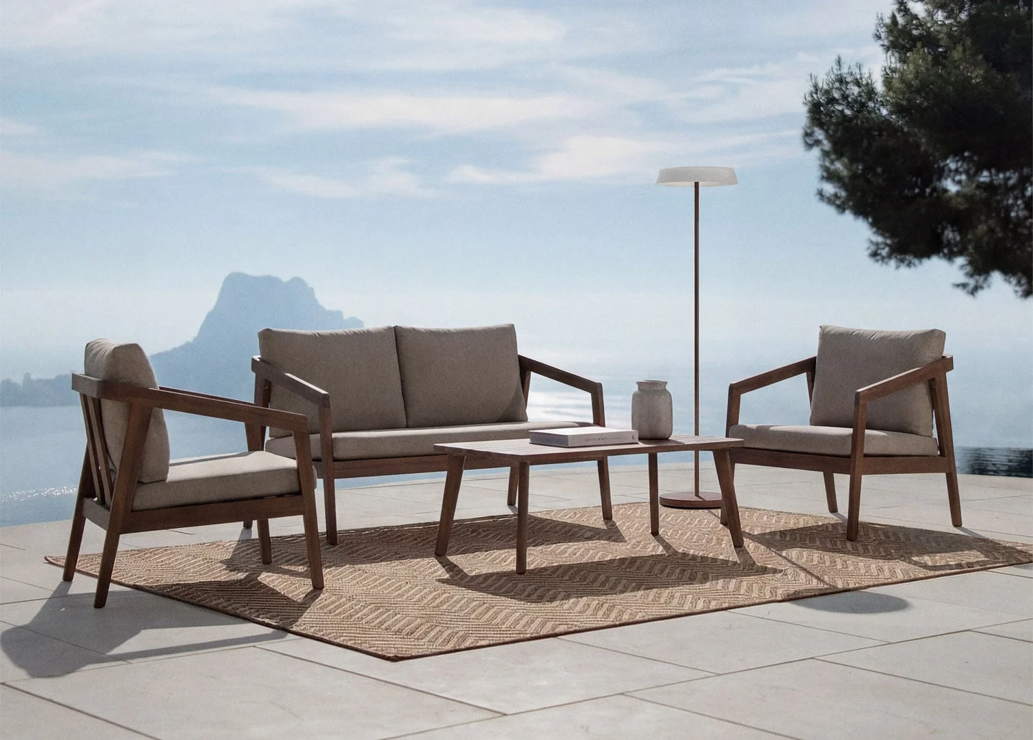 Gartenset mit Sofa, 2 Sesseln und Couchtisch aus Akazienholz Kaela