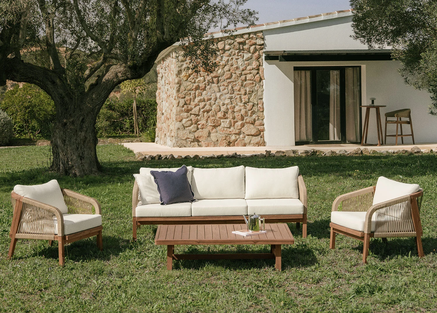 Gartenset mit 3-Sitzer-Sofa, 2 Sesseln und Couchtisch aus Akazienholz Dubai