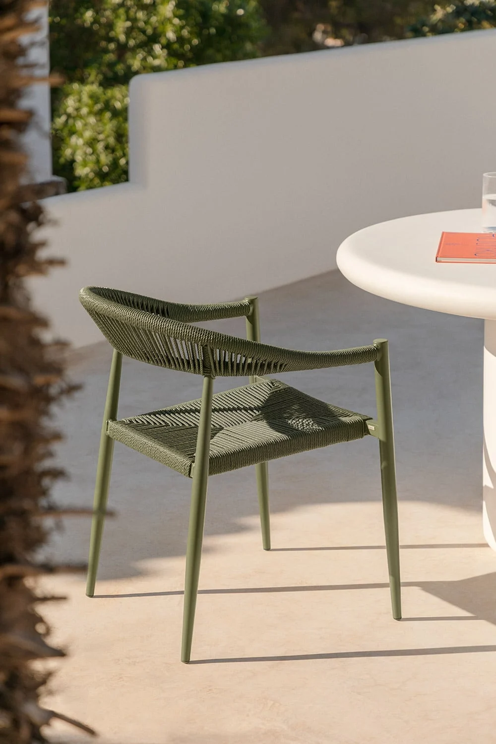 Stapelbarer Gartenstuhl mit Armlehnen aus Aluminium und synthetischem Rattan Amatria