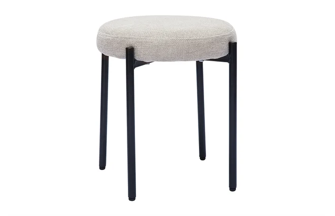 Hocker stapelbar im beigen Samtdesign mit schwarzem Metallfuß H41 cm KIKO