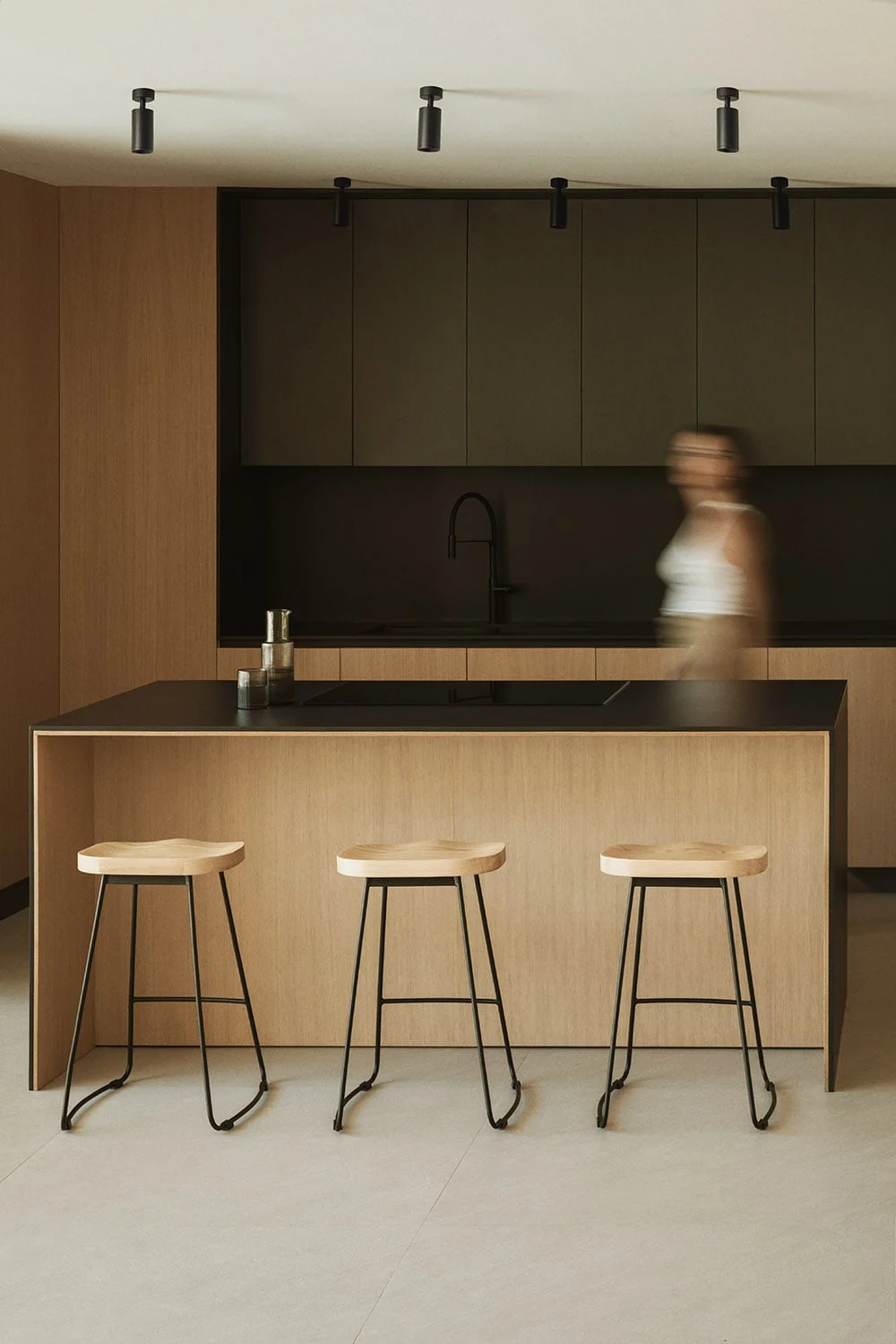 Hoher Hocker aus Stahl und Ulmenholz Neicol