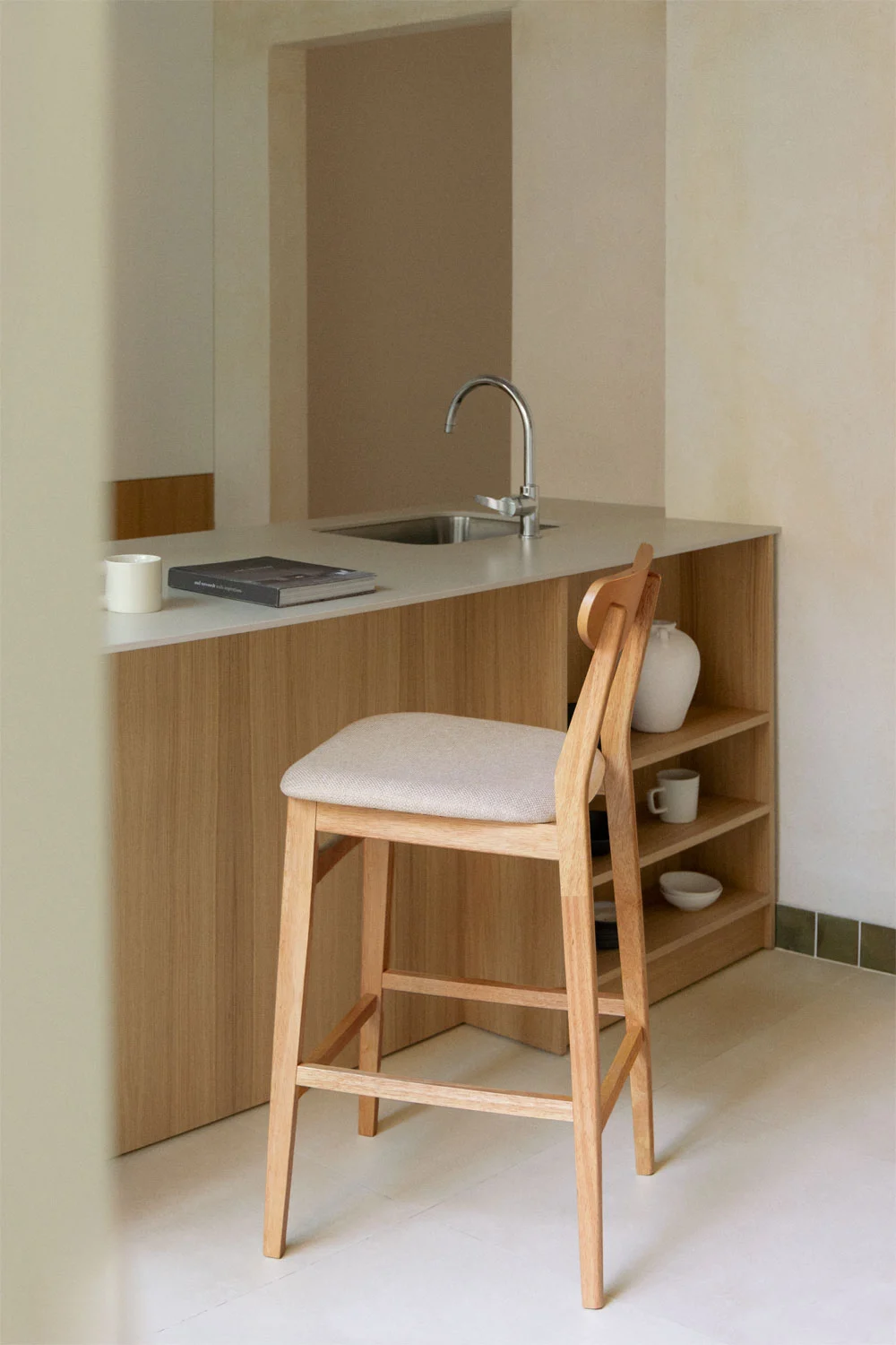 Hoher Hocker aus Stoff und Holz Cloda