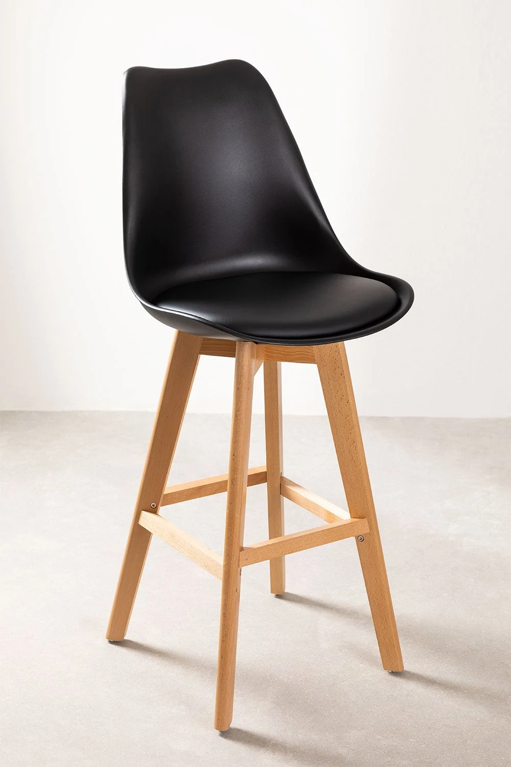 Nordischer Barhocker mit Kunstlederkissen