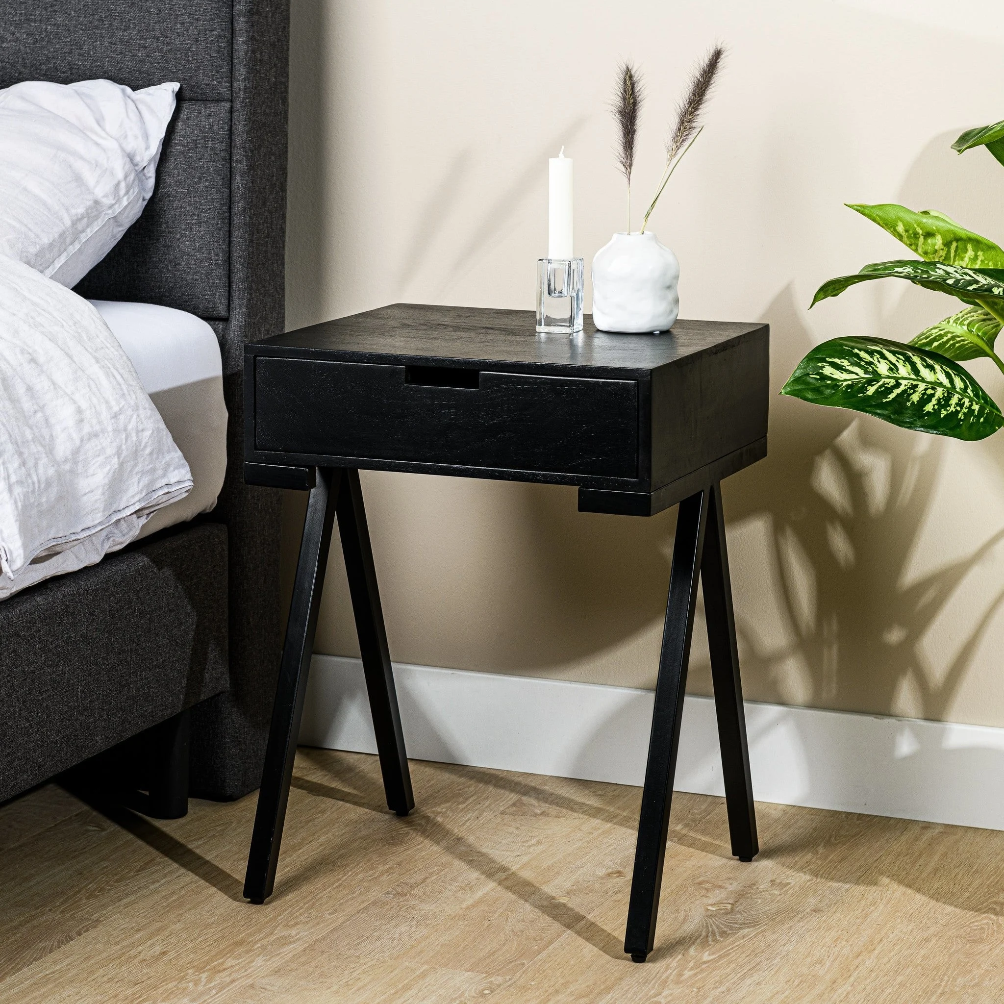 Nachttisch Joey – Schwarz Industriell Mangoholz mit Schublade