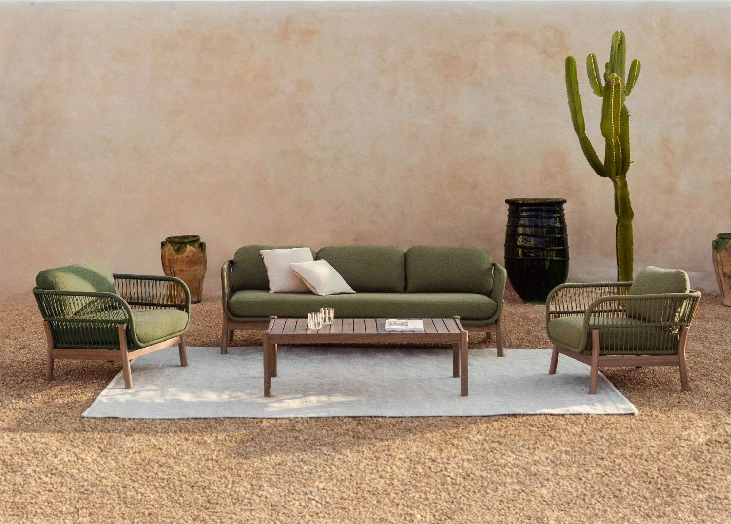 Gartenset mit 3-Sitzer-Sofa, 2 Sesseln und Couchtisch aus Akazienholz und geflochtener Karvia-Seil