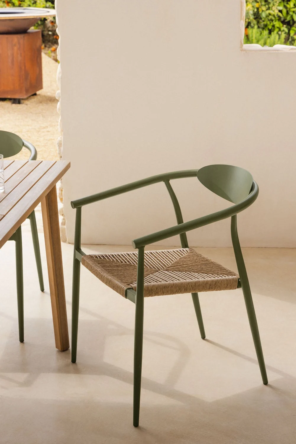 Marsha stapelbarer Gartenstuhl mit Armlehnen aus Aluminium und synthetischem Rattan