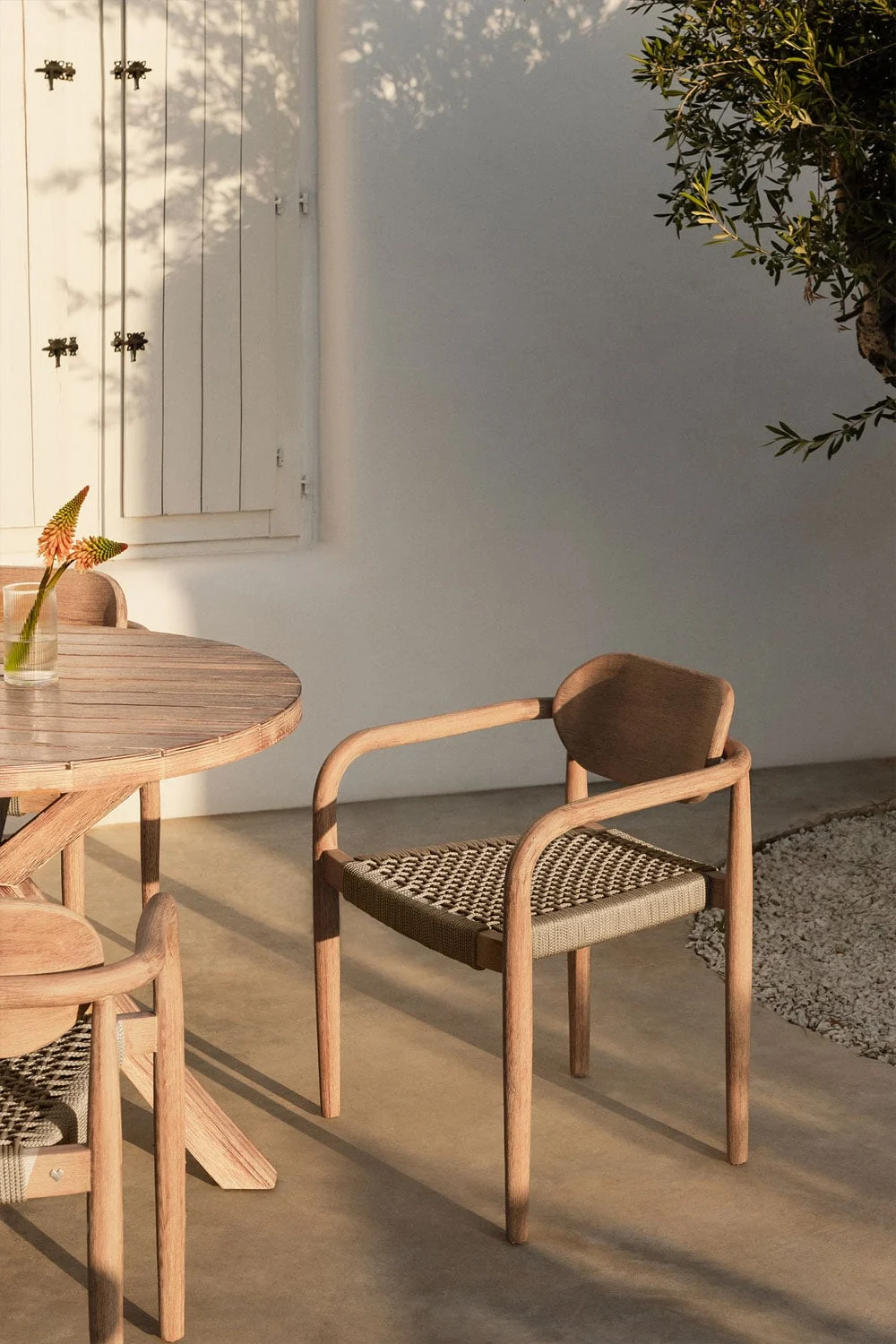 Gartenstuhl mit Armlehnen aus Holz Naele