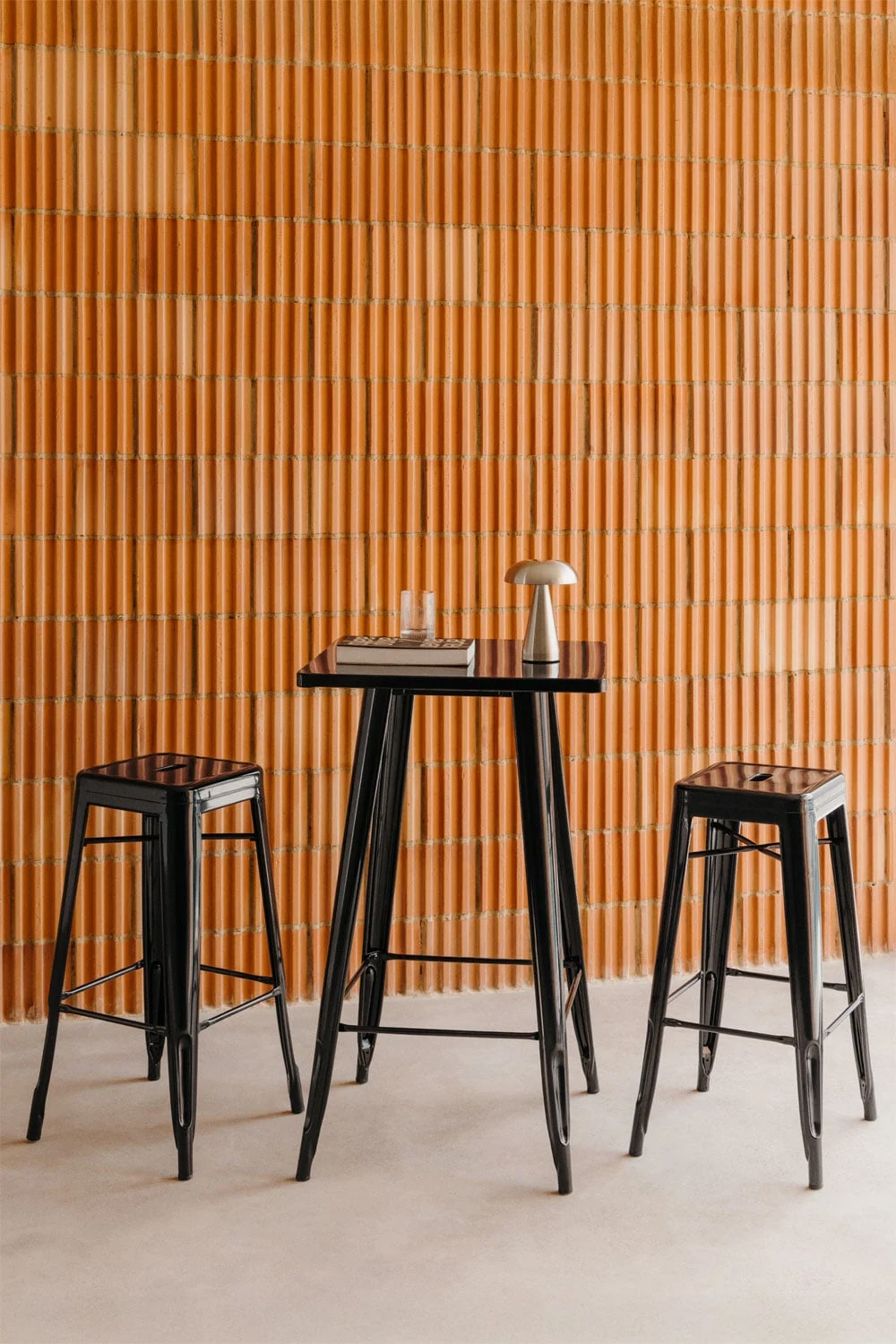 Lix Stehtisch und 2 Barhocker