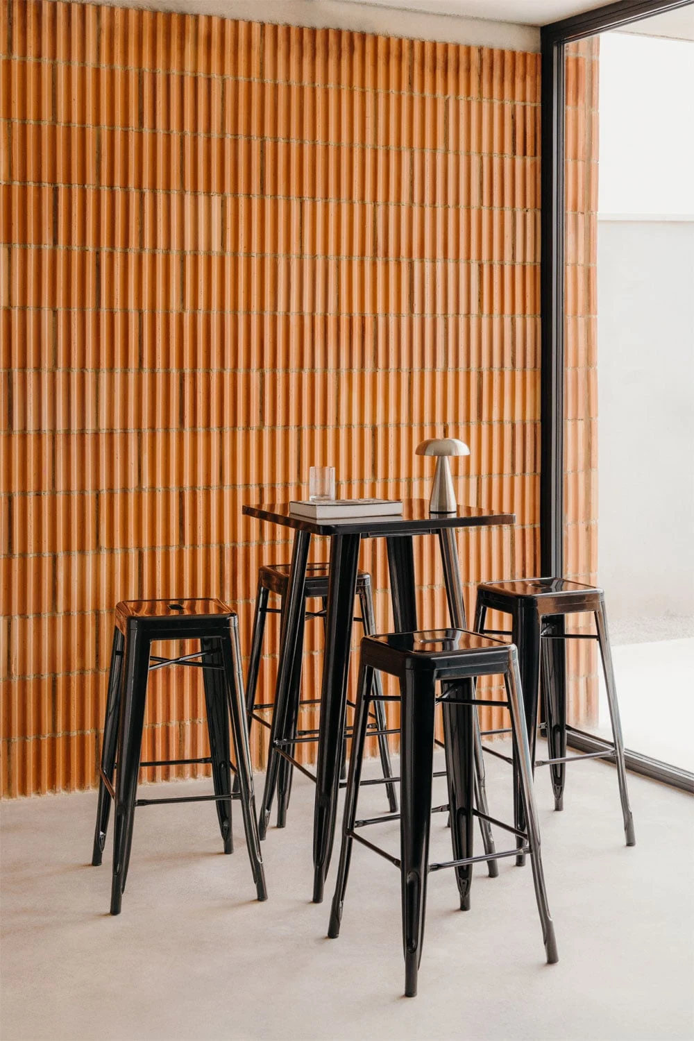 Lix Stehtisch und 4er-Set mit hohen Hockern