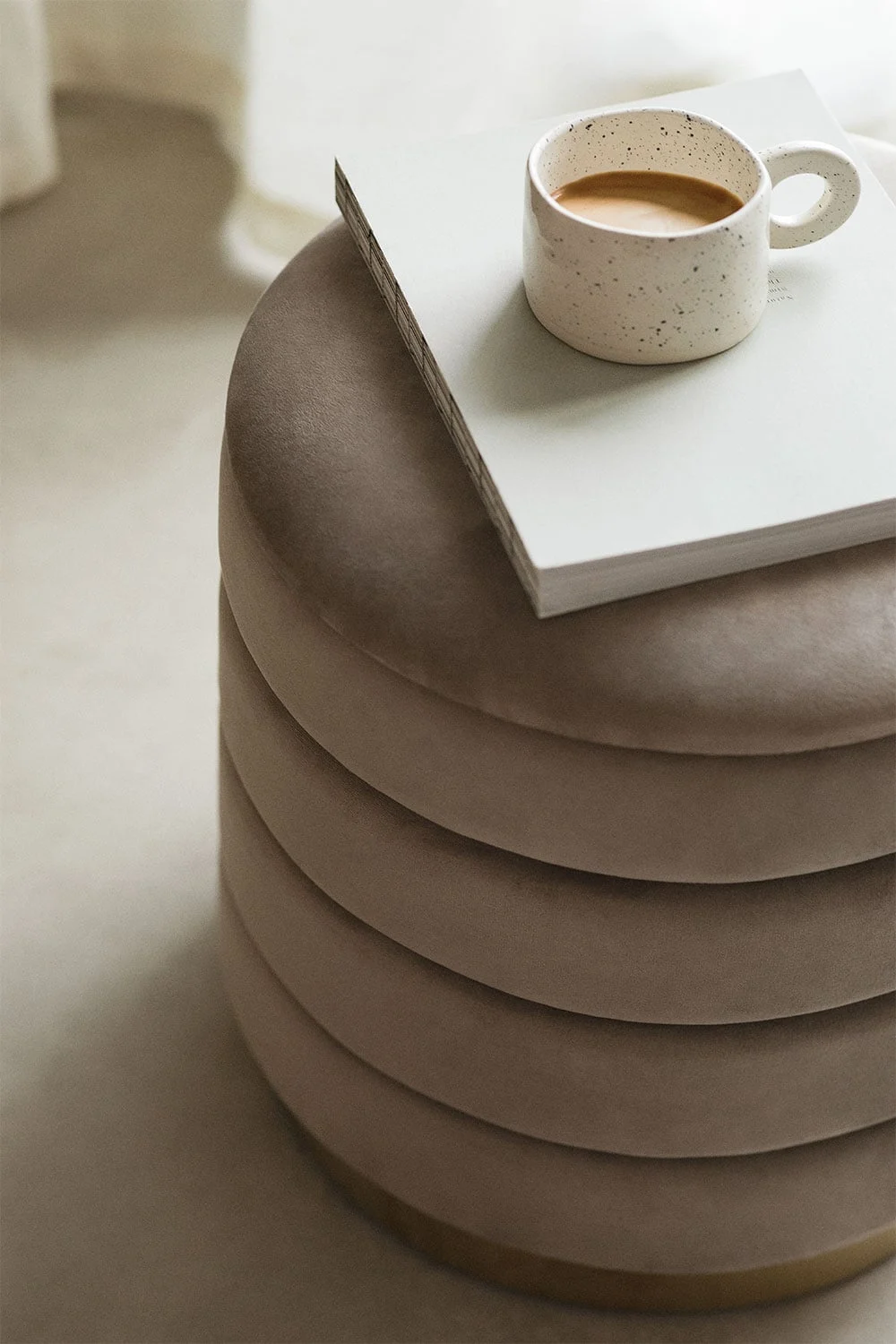 Runder Hocker Ø40 cm mit Stauraum aus Samt Bradford