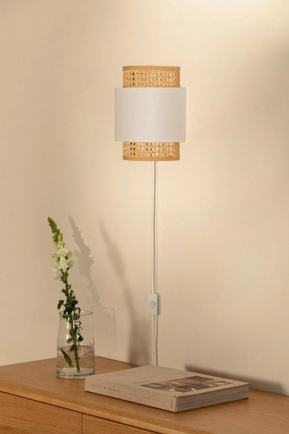 Wandleuchte aus Polyester und Rattan Satu