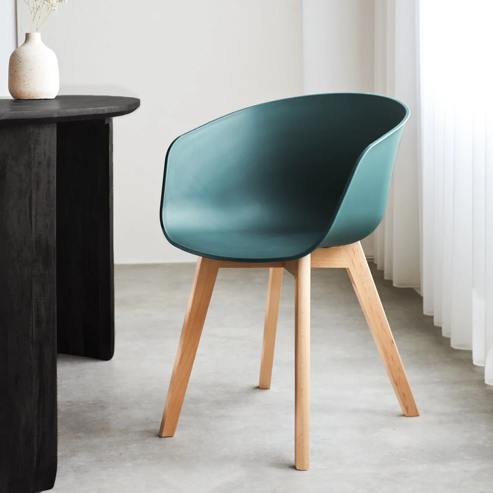 Skandinavisch Esszimmerstuhl Herning Green – Kunststoffwanne – Beine aus Buchenholz