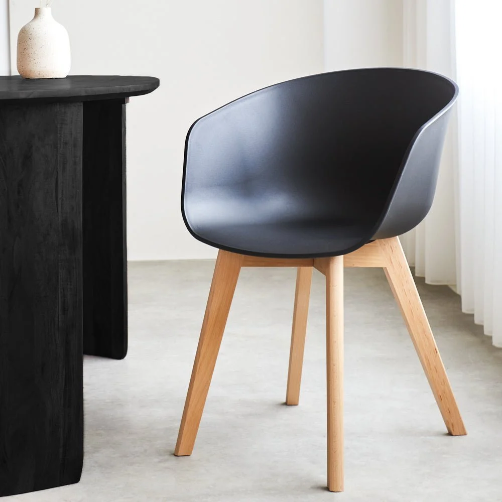 Skandinavisch Esszimmerstuhl Herning Schwarz – Kunststoffschale – Beine aus Buchenholz