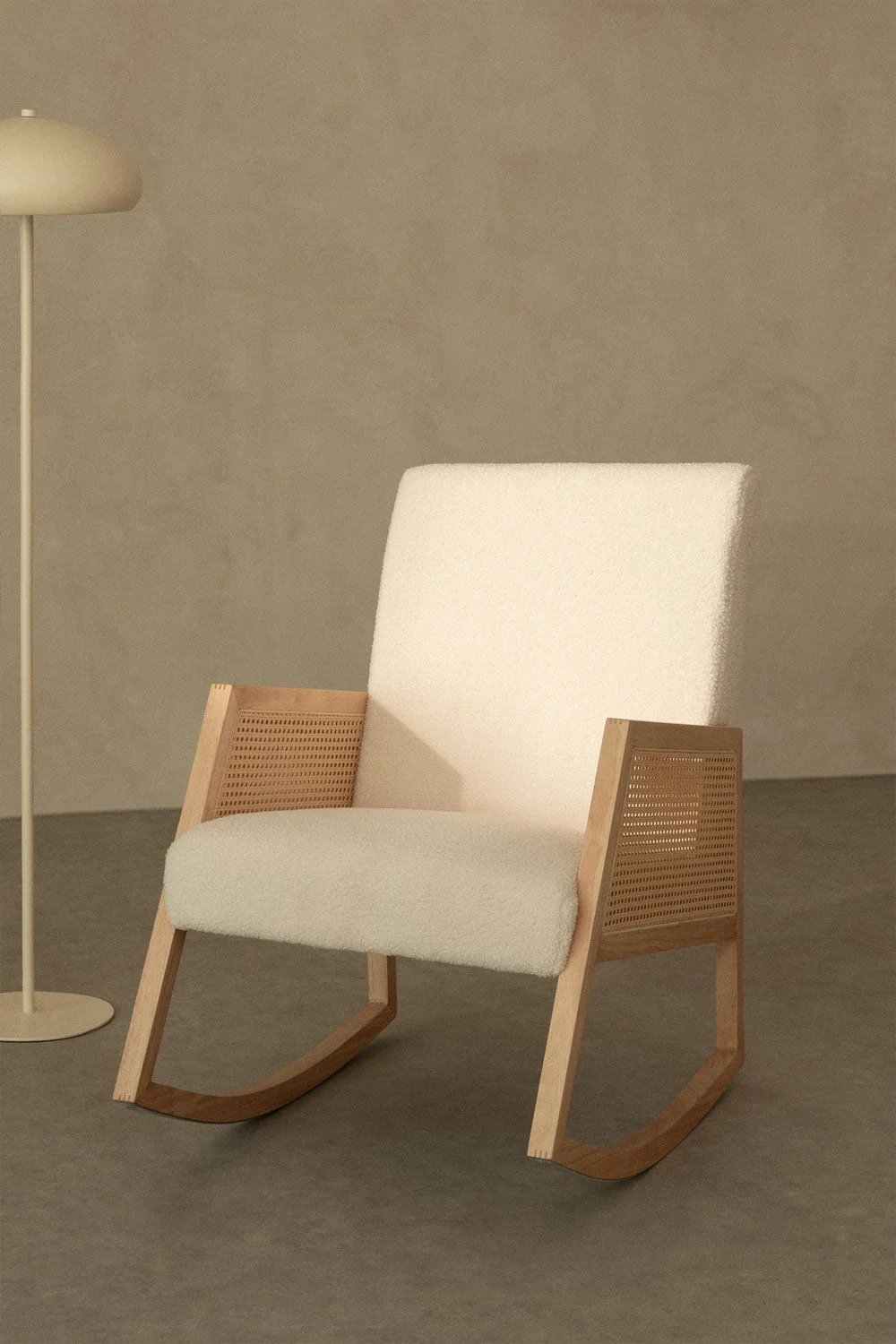 Tivisa Schaukelstuhl aus Rattan und Schaffell