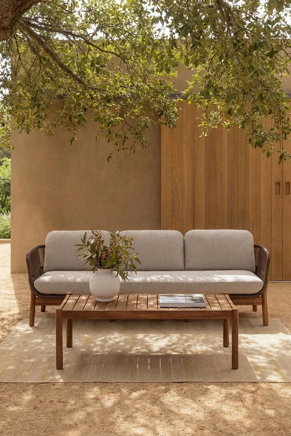 Gartenset mit 3-Sitzer-Sofa und rechteckigem Couchtisch 120x60 cm aus Akazienholz und geflochtener Karvia-Schnur