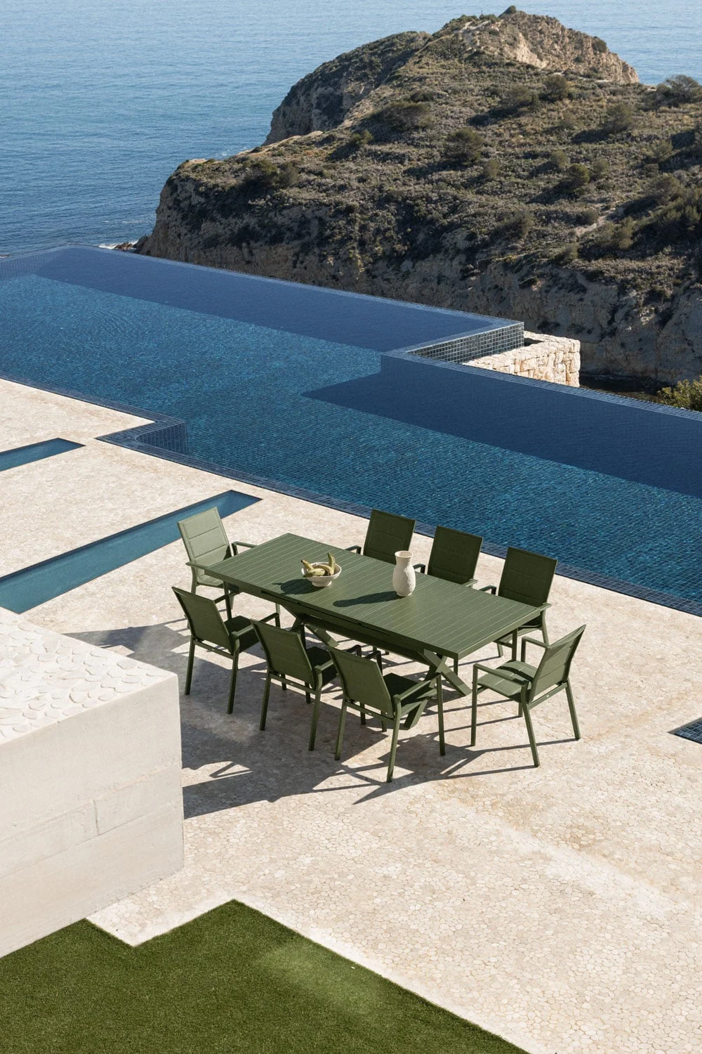 Set aus rechteckigem Tisch 240-300x100 cm, ausziehbar, und 8 stapelbaren Gartenstühlen mit Armlehnen aus Aluminium Karena