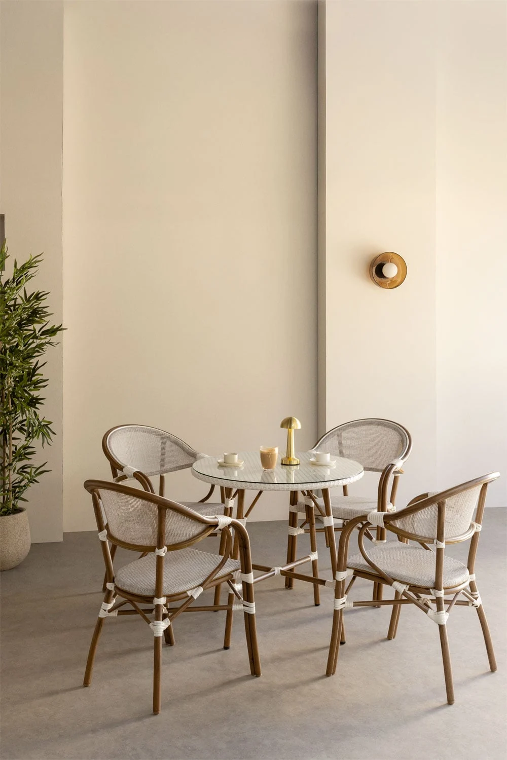 Brielle Bistro rundes Tischset, Ø80 cm, und 4 stapelbare Esszimmerstühle aus Aluminium mit Armlehnen.